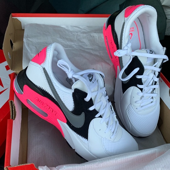 New NIKE WOMENS AIR MAX EXCEE SNEAKER - WHITE 9